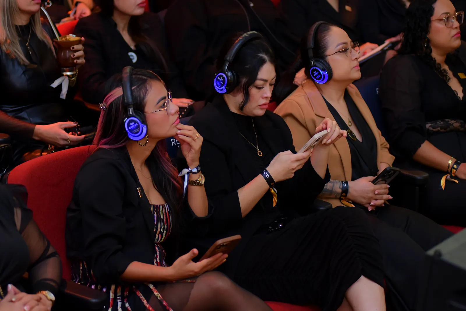 Plateia com fones de tradução simultânea